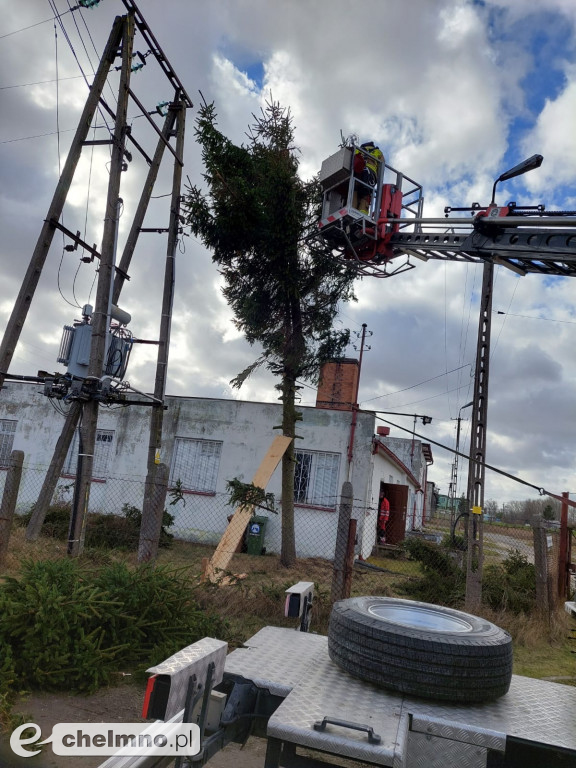 Zerwane dachy i powalone drzewa w okolicach