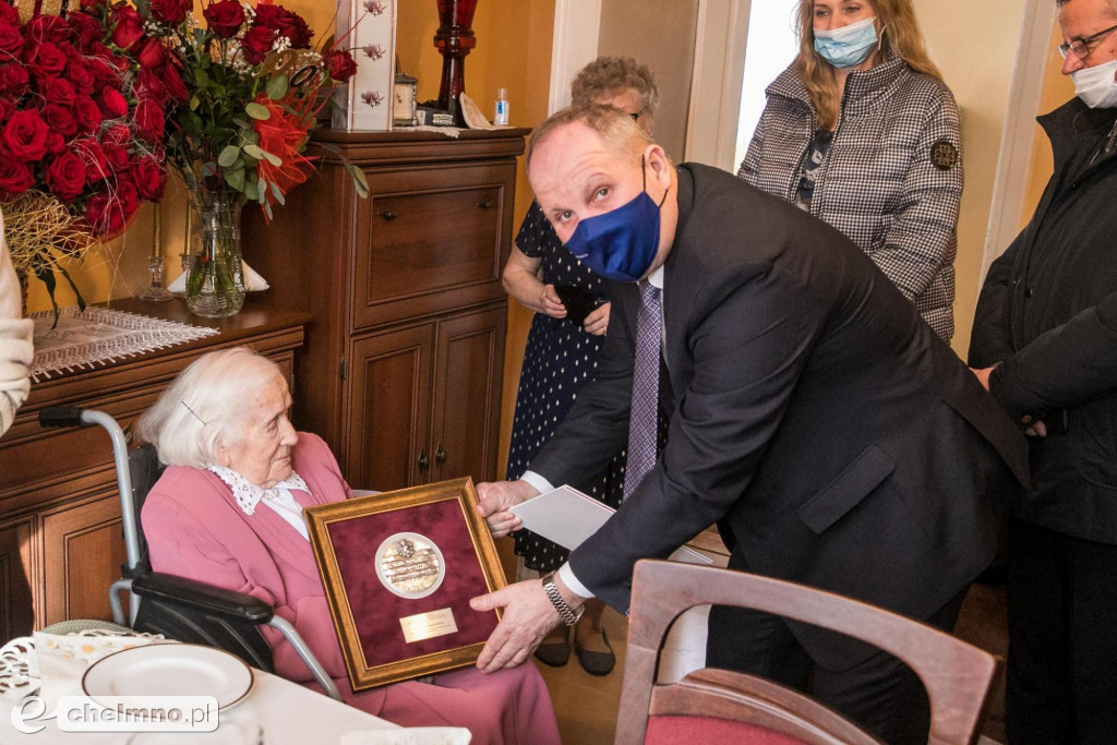 102 latka odznaczona medalem Marszałka