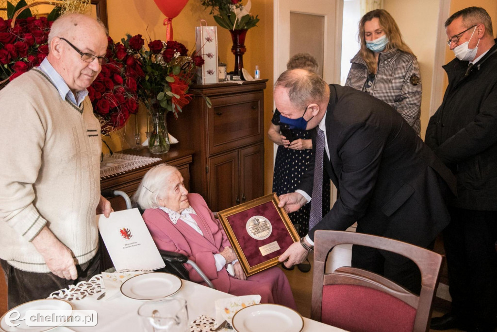 102 latka odznaczona medalem Marszałka