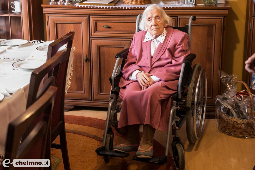 102 latka odznaczona medalem Marszałka