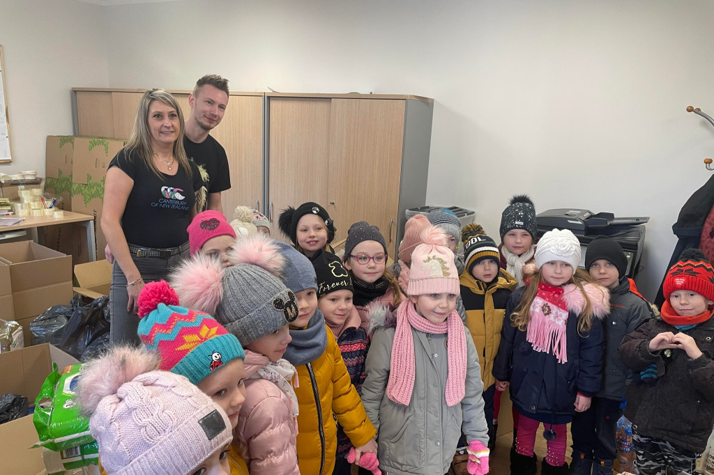 Przedszkolaki z „Tęczowego Zakątka” wspomagają