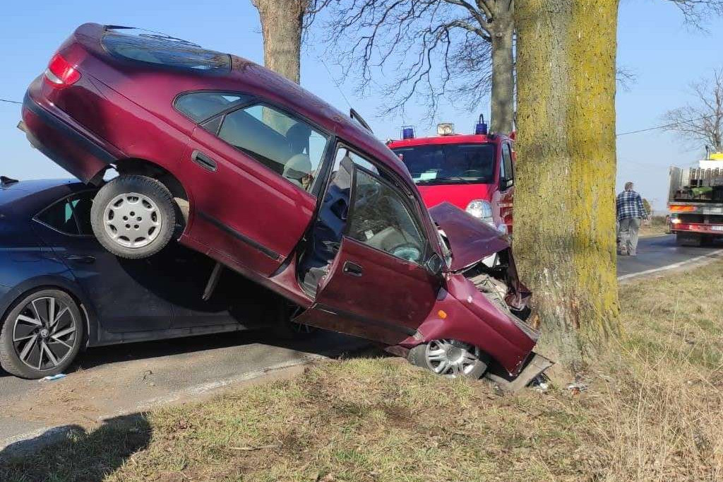 Czołowe zderzenie w Kałdusie. Trzy osoby poszkodowane
