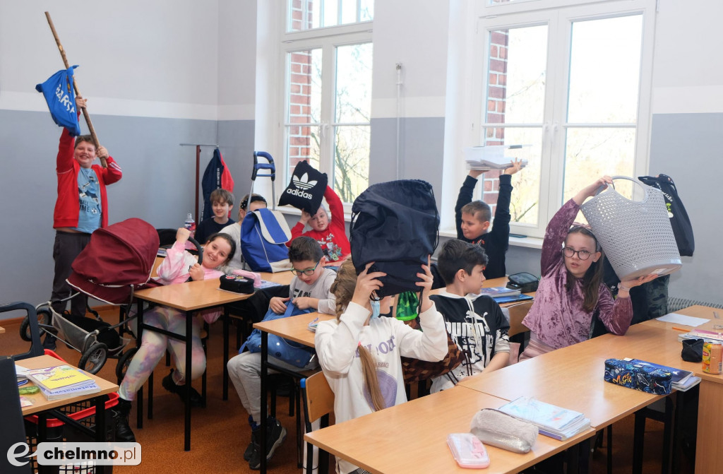 Pomysłowi uczniowie zapakowali książki w....