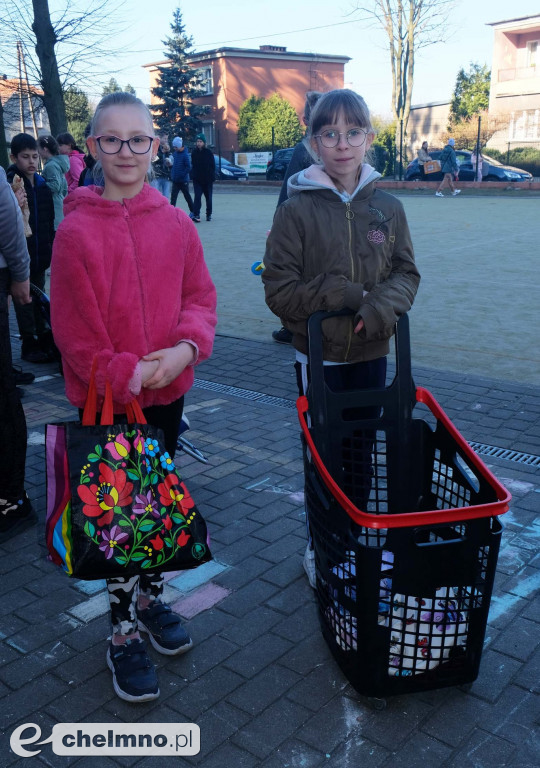 Pomysłowi uczniowie zapakowali książki w....