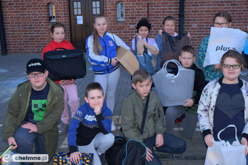 Pomysłowi uczniowie zapakowali książki w....