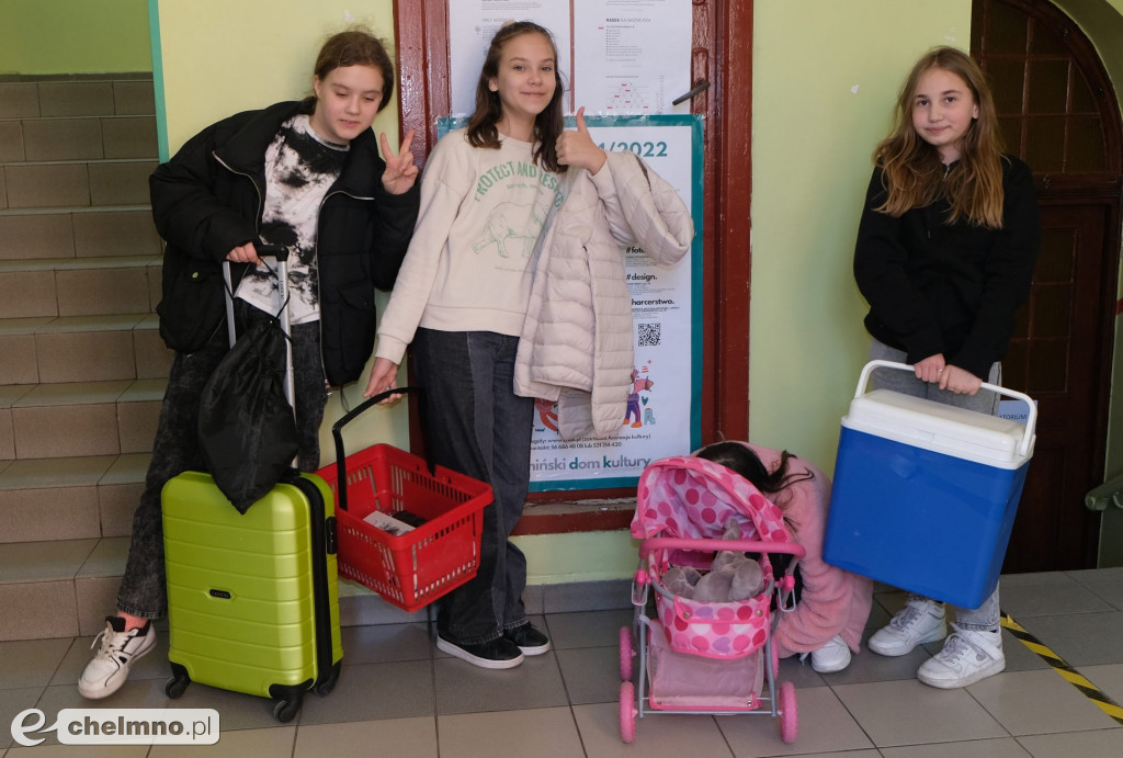 Pomysłowi uczniowie zapakowali książki w....