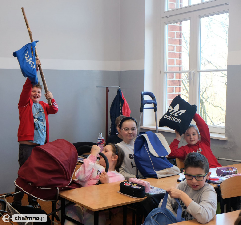Pomysłowi uczniowie zapakowali książki w....