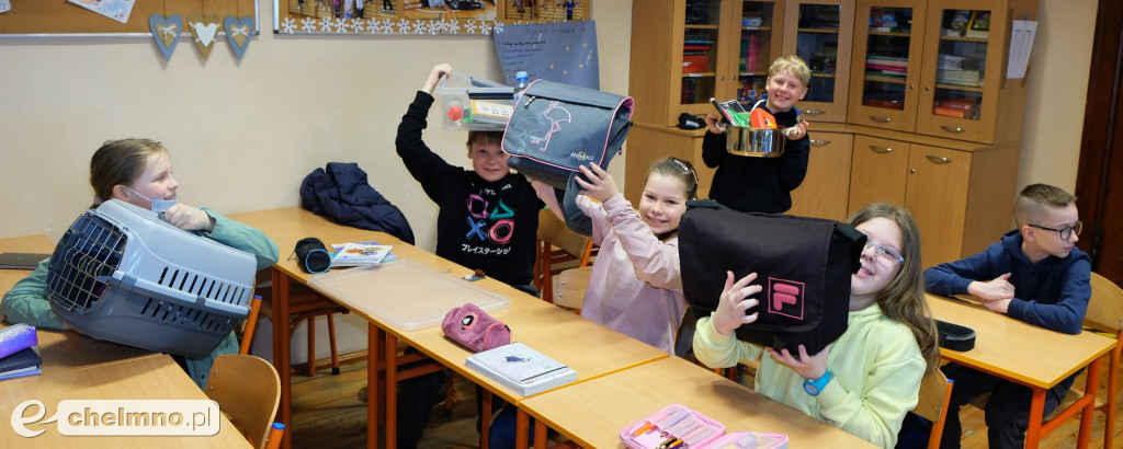 Pomysłowi uczniowie zapakowali książki w....
