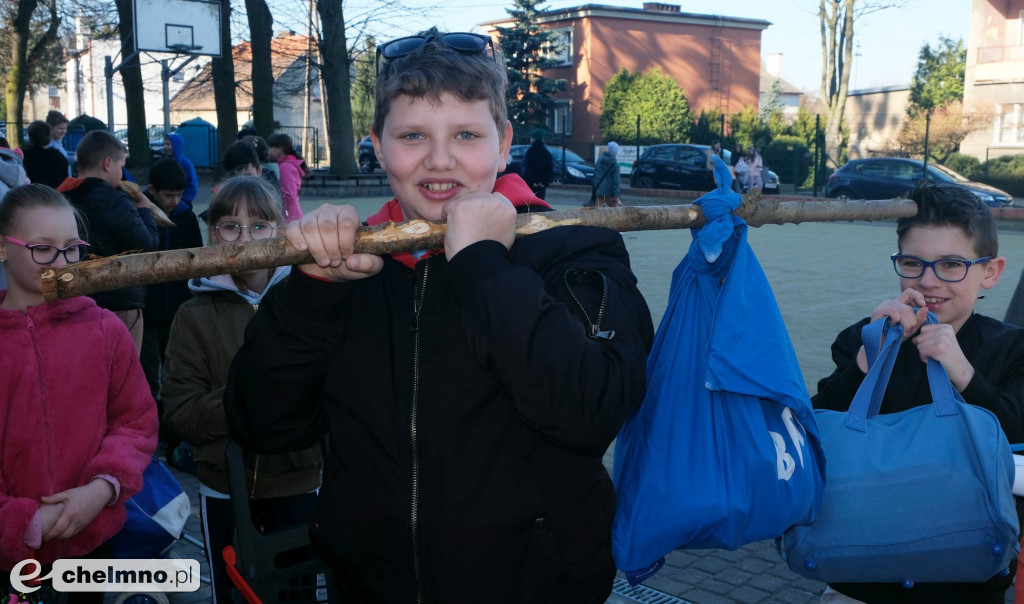 Pomysłowi uczniowie zapakowali książki w....