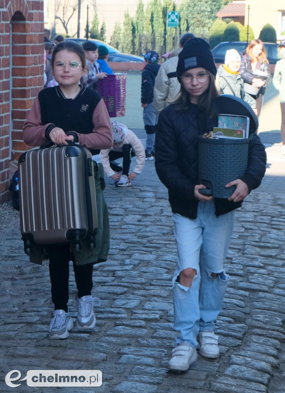 Pomysłowi uczniowie zapakowali książki w....