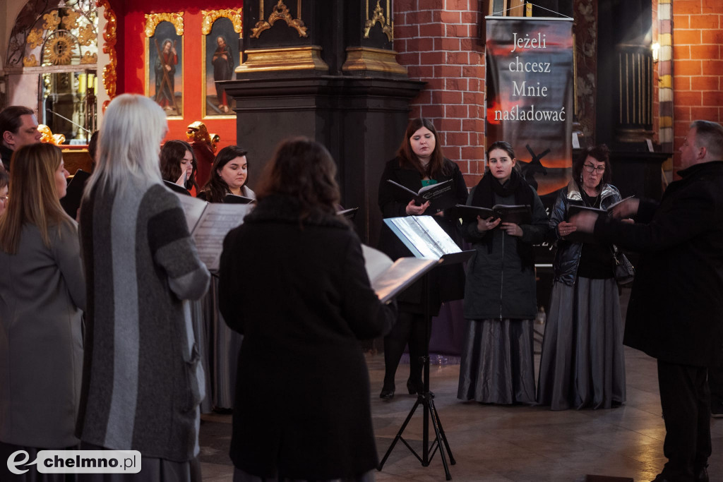 Chór Collegium Cantorum zaśpiewa podczas Misterium Męki Pańskiej