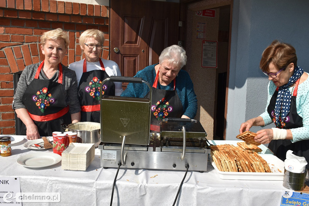 Gospodynie piekły gofry na szczytny cel