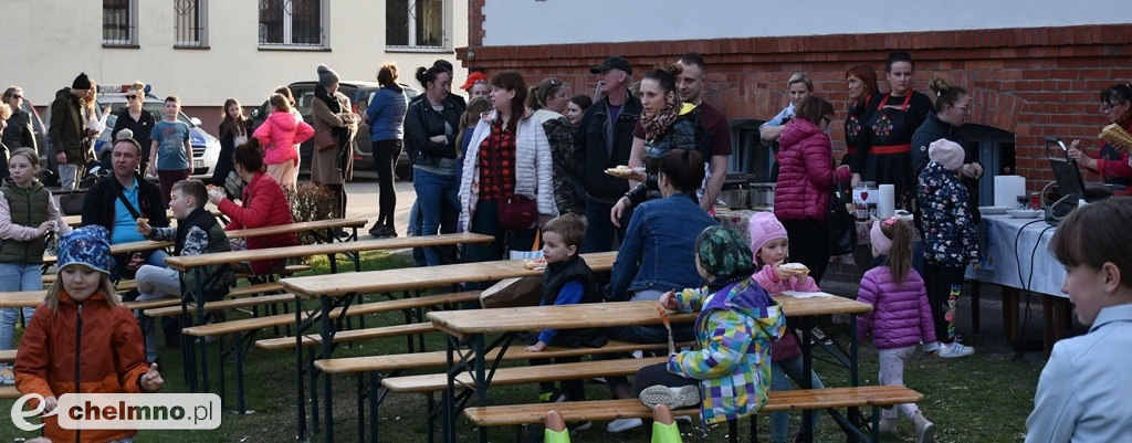 Gospodynie piekły gofry na szczytny cel