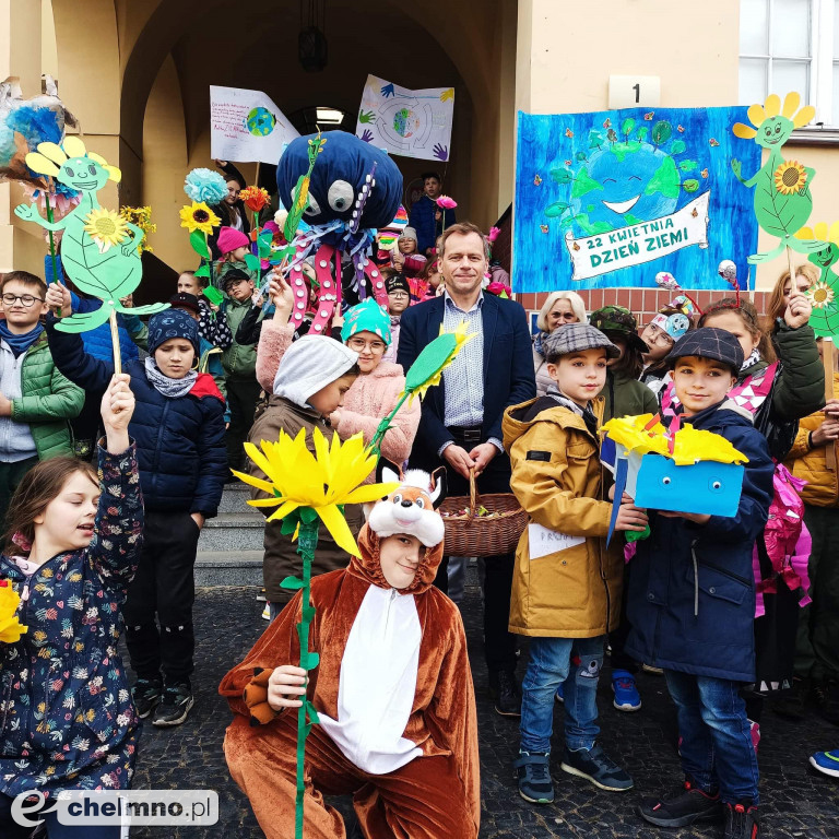 Przemarsz ulicami miasta z okazji Światowego Dnia Ziemi