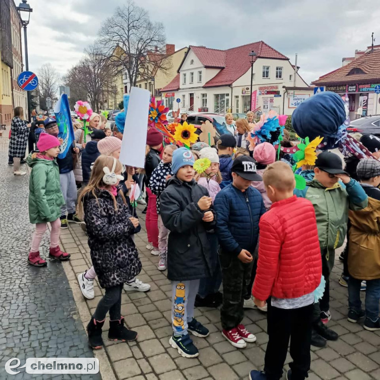 Przemarsz ulicami miasta z okazji Światowego Dnia Ziemi