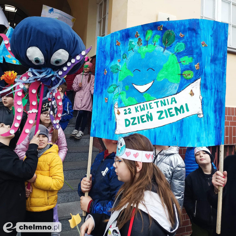 Przemarsz ulicami miasta z okazji Światowego Dnia Ziemi