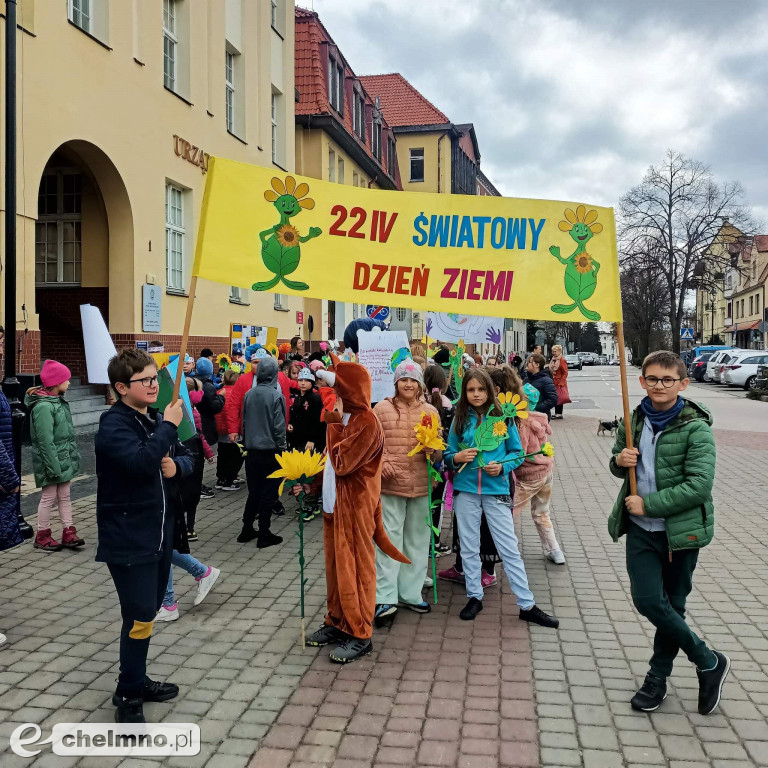 Przemarsz ulicami miasta z okazji Światowego Dnia Ziemi