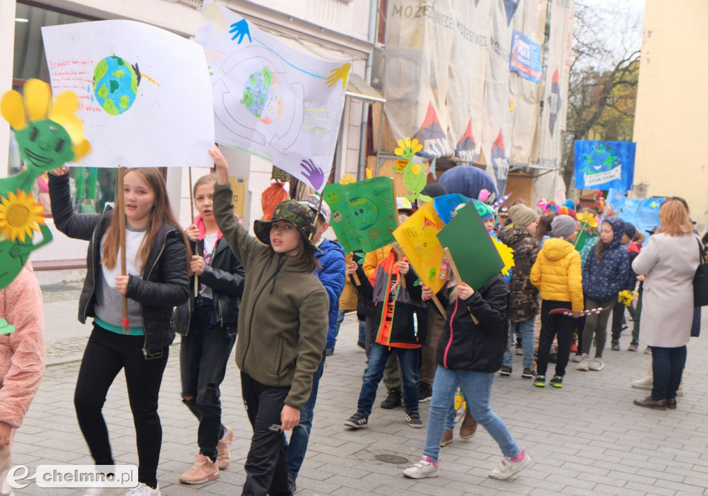 Przemarsz ulicami miasta z okazji Światowego Dnia Ziemi