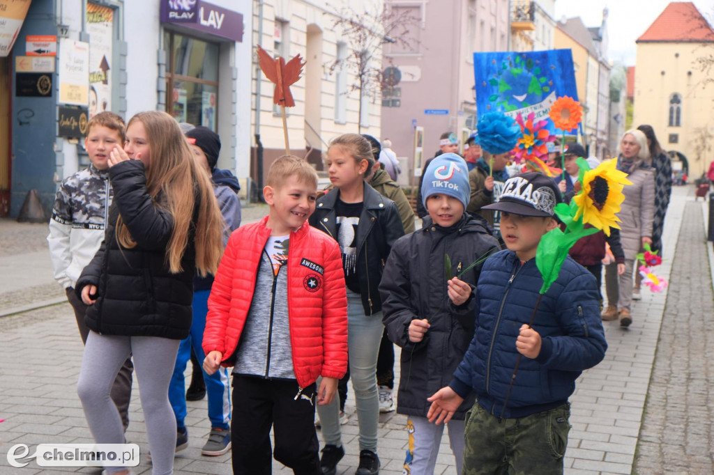 Przemarsz ulicami miasta z okazji Światowego Dnia Ziemi