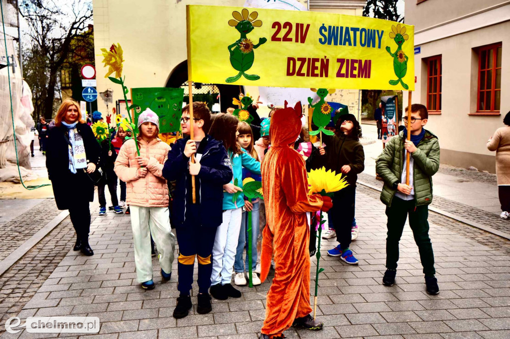 Przemarsz ulicami miasta z okazji Światowego Dnia Ziemi