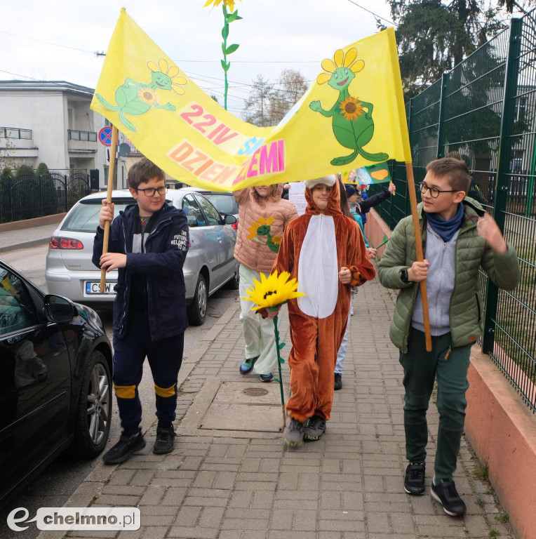 Przemarsz ulicami miasta z okazji Światowego Dnia Ziemi