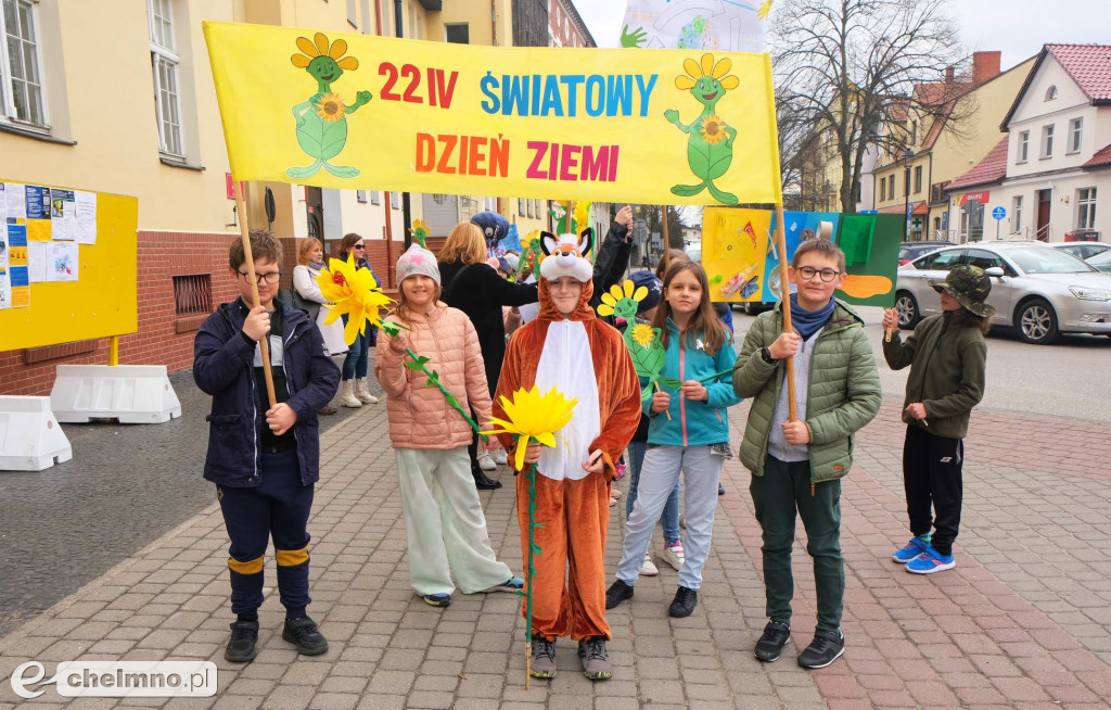Przemarsz ulicami miasta z okazji Światowego Dnia Ziemi