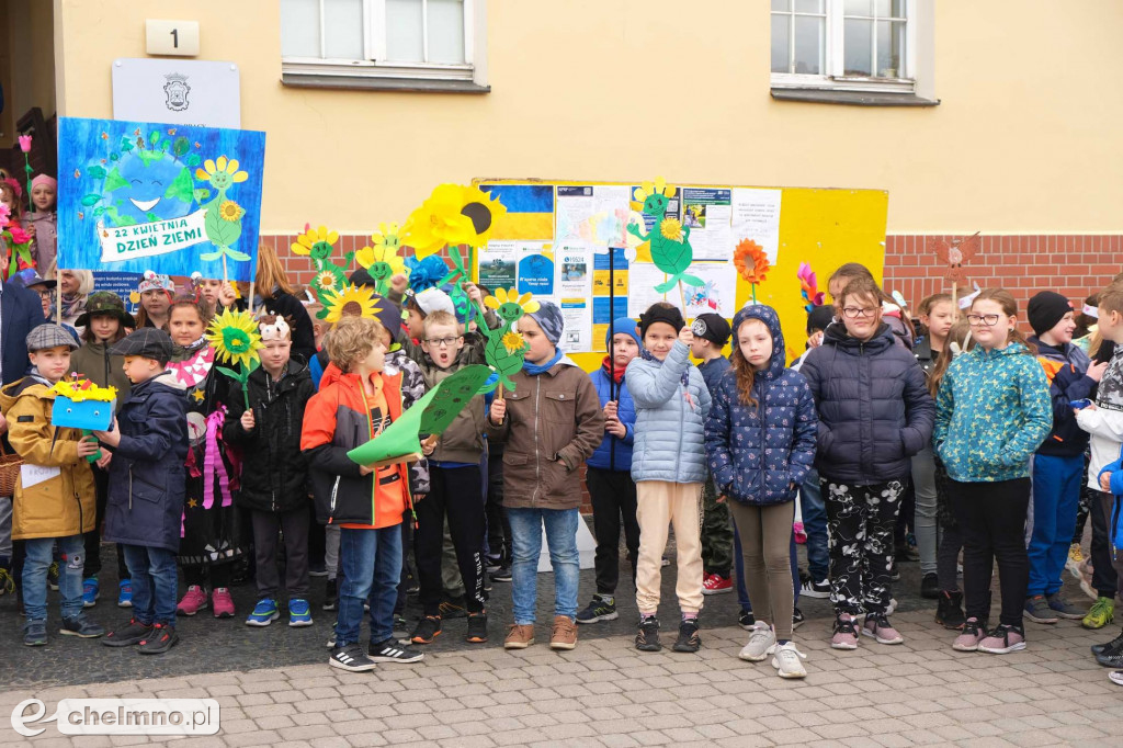 Przemarsz ulicami miasta z okazji Światowego Dnia Ziemi
