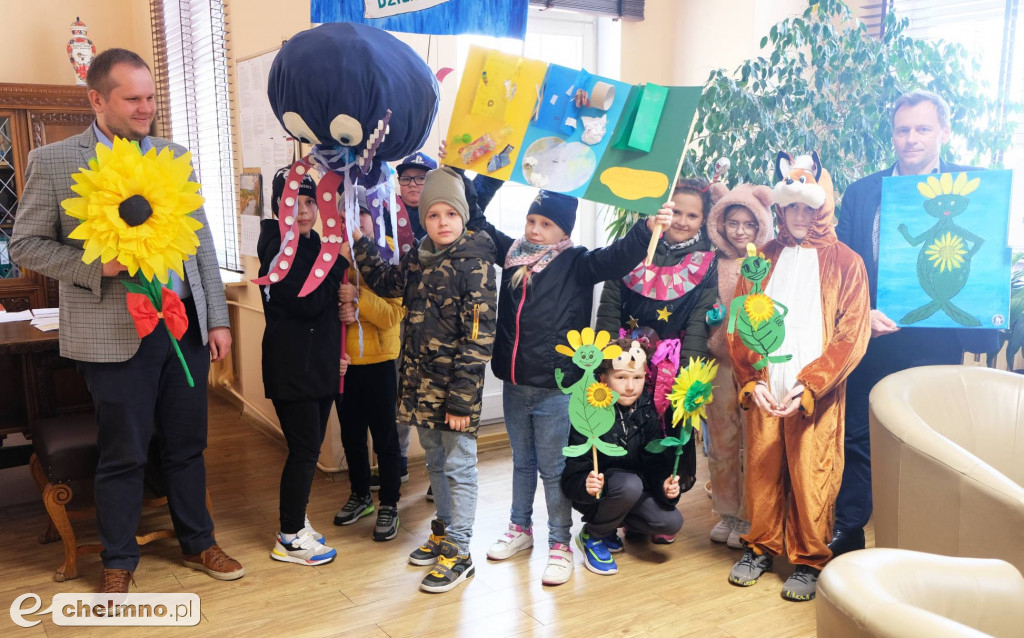 Przemarsz ulicami miasta z okazji Światowego Dnia Ziemi
