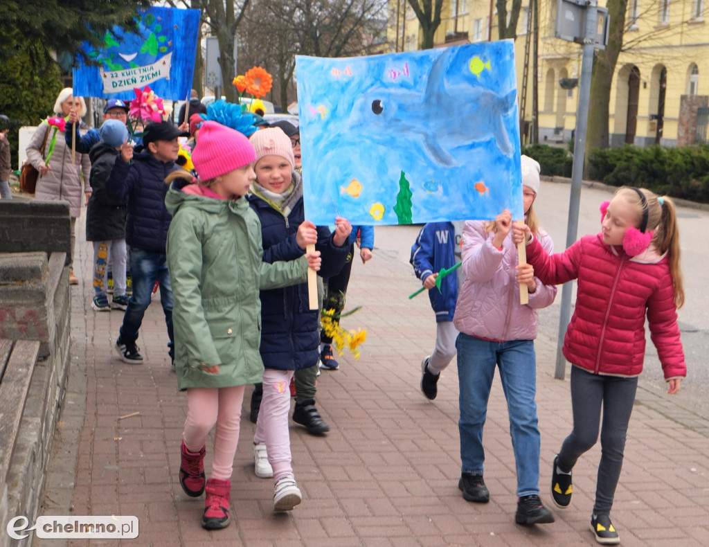 Przemarsz ulicami miasta z okazji Światowego Dnia Ziemi