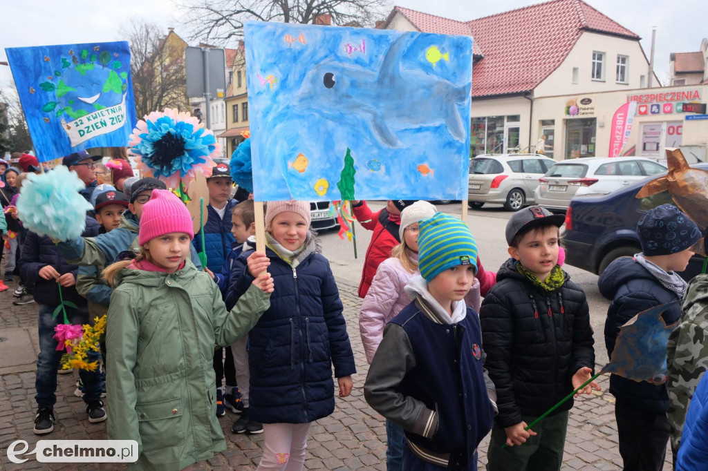 Przemarsz ulicami miasta z okazji Światowego Dnia Ziemi