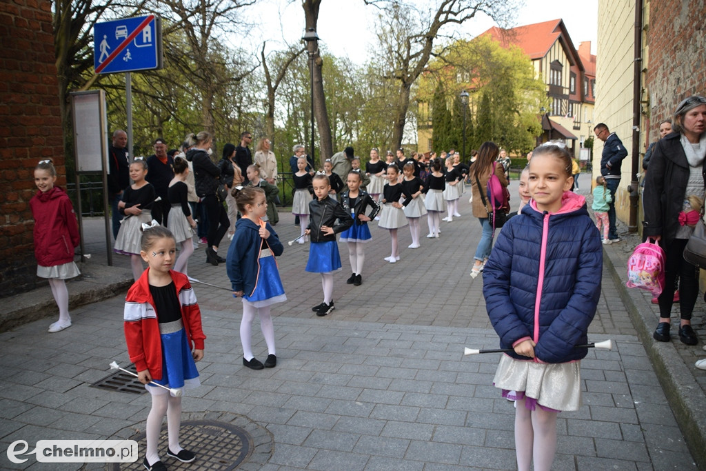 Barwny korowód i piękne występy na Rynku