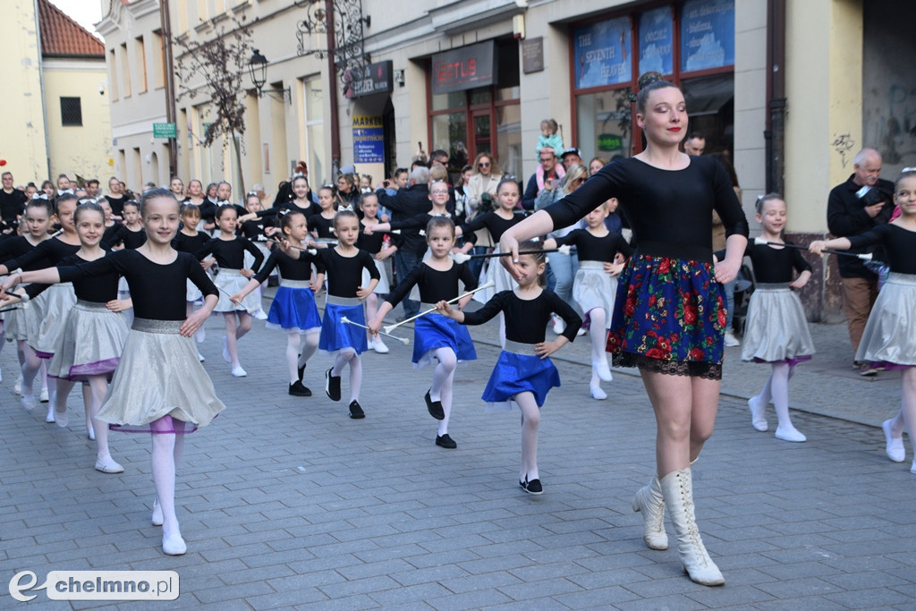 Barwny korowód i piękne występy na Rynku