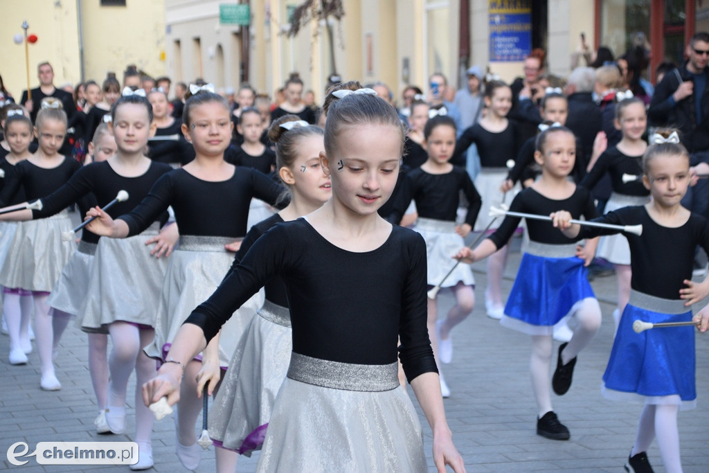 Barwny korowód i piękne występy na Rynku