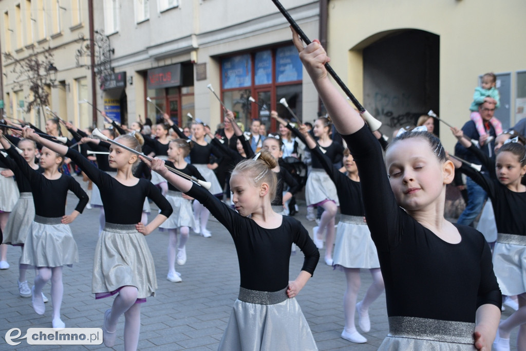 Barwny korowód i piękne występy na Rynku