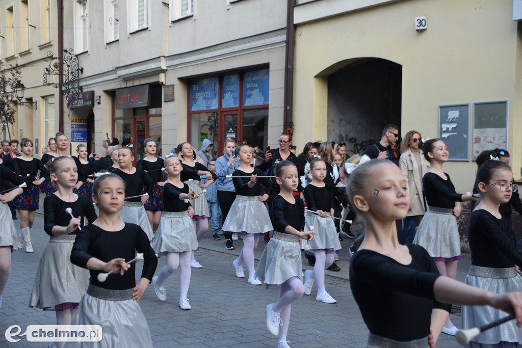 Barwny korowód i piękne występy na Rynku