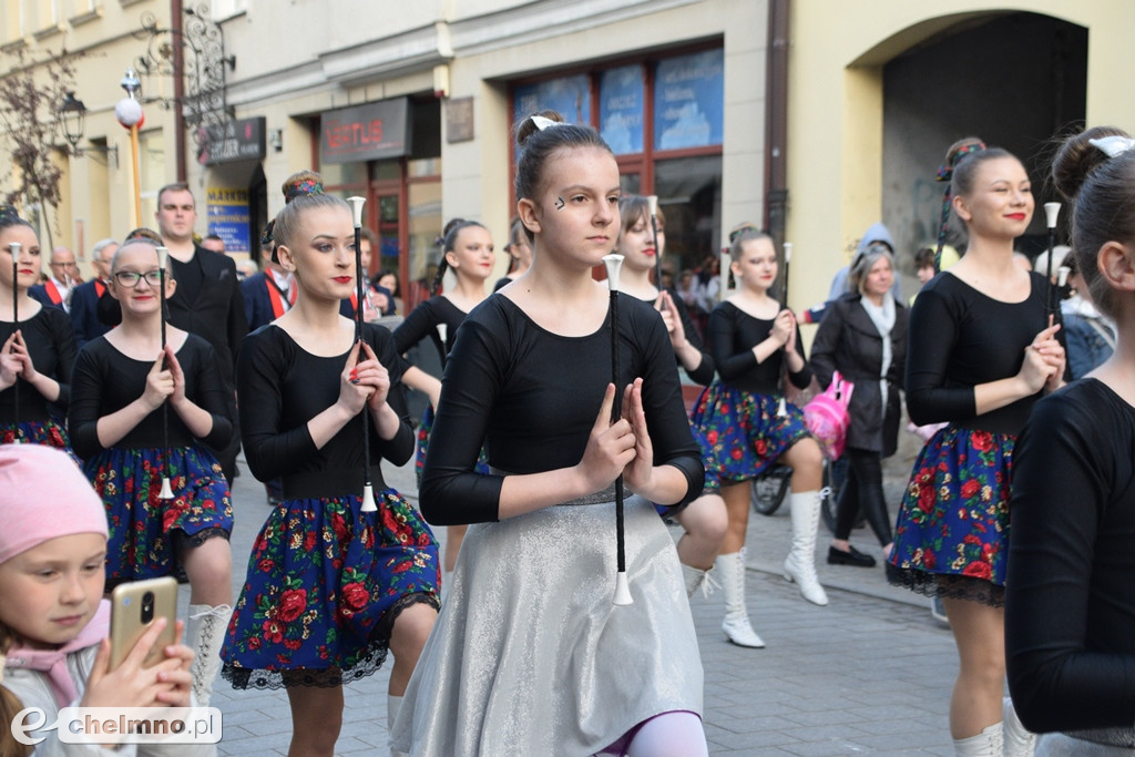 Barwny korowód i piękne występy na Rynku