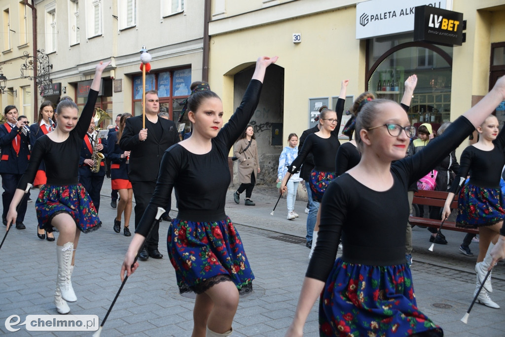 Barwny korowód i piękne występy na Rynku