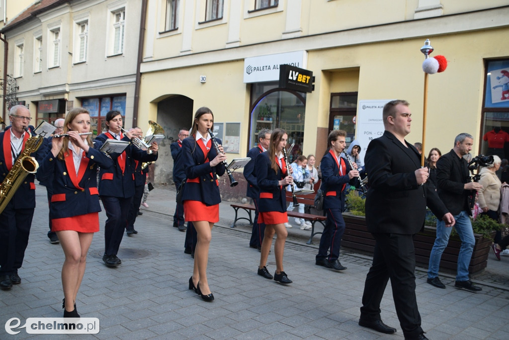 Barwny korowód i piękne występy na Rynku