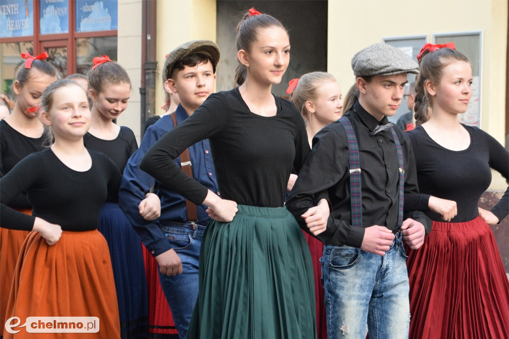 Barwny korowód i piękne występy na Rynku