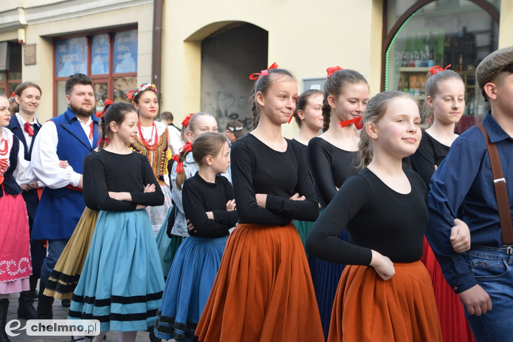 Barwny korowód i piękne występy na Rynku