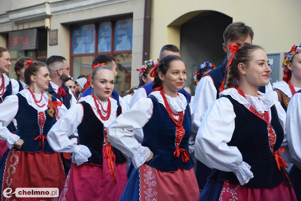 Barwny korowód i piękne występy na Rynku