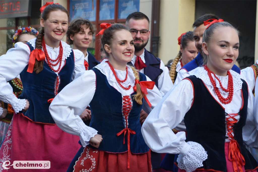 Barwny korowód i piękne występy na Rynku