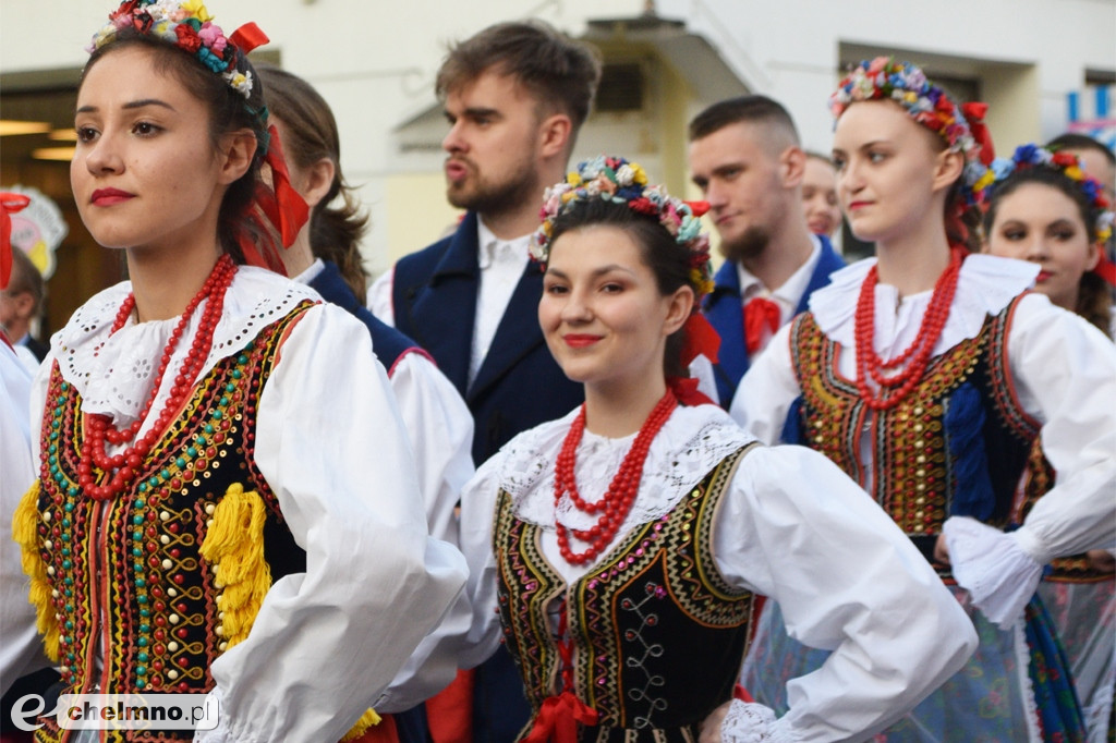 Barwny korowód i piękne występy na Rynku