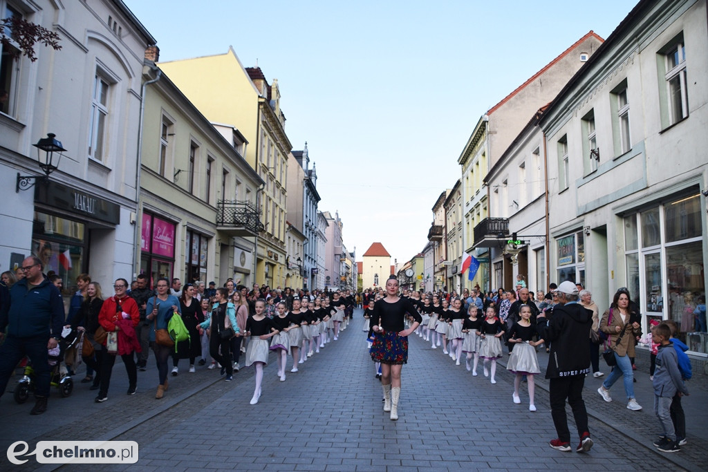 Barwny korowód i piękne występy na Rynku