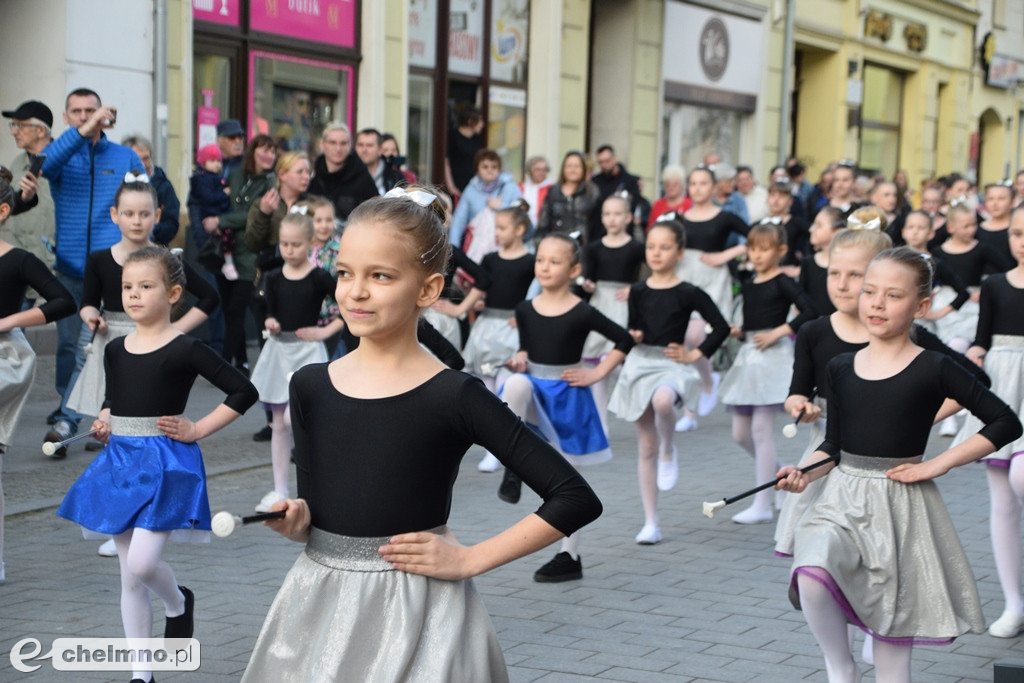 Barwny korowód i piękne występy na Rynku