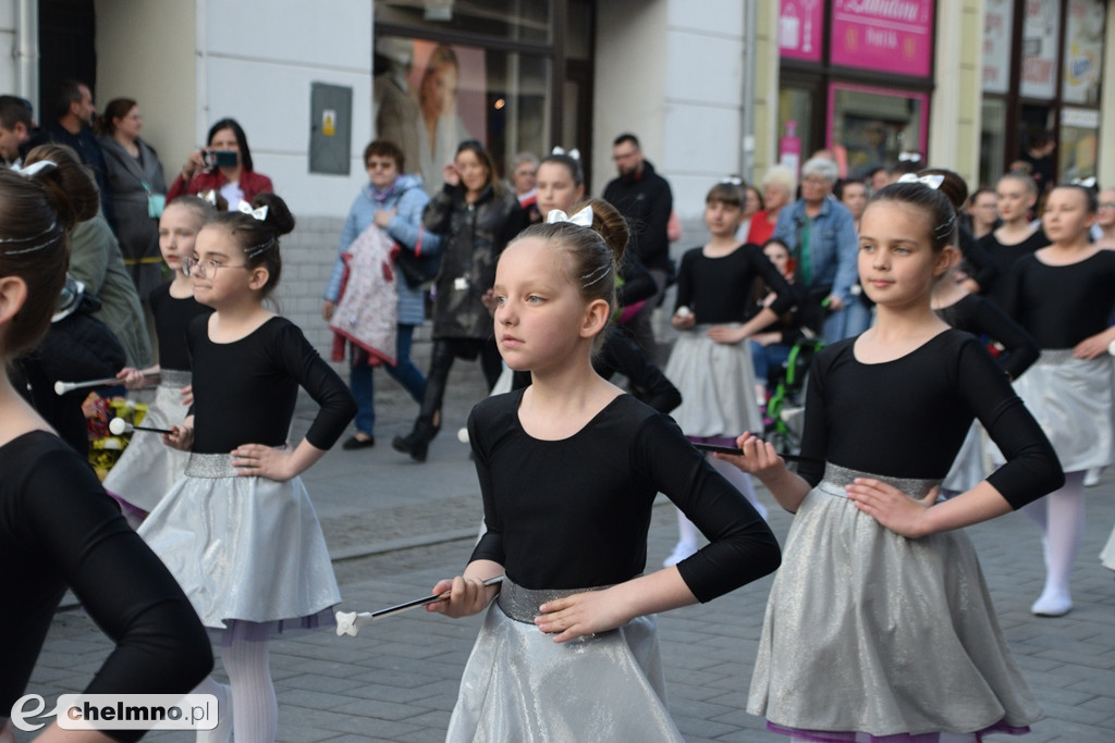 Barwny korowód i piękne występy na Rynku