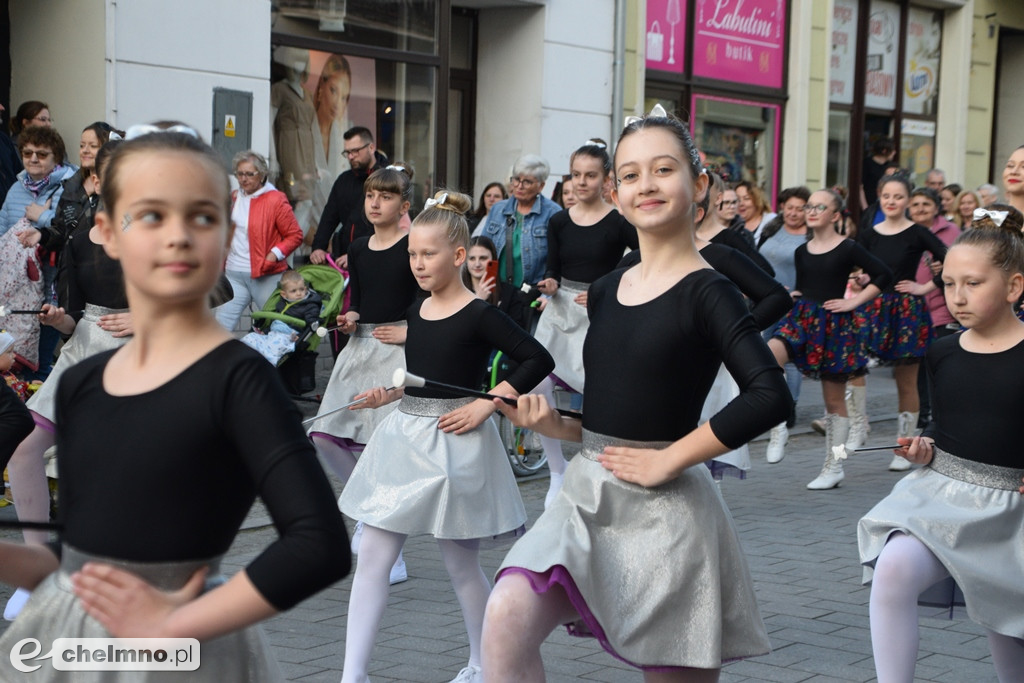 Barwny korowód i piękne występy na Rynku