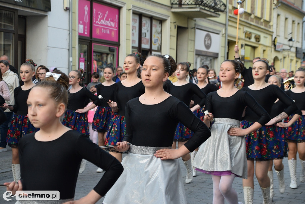 Barwny korowód i piękne występy na Rynku