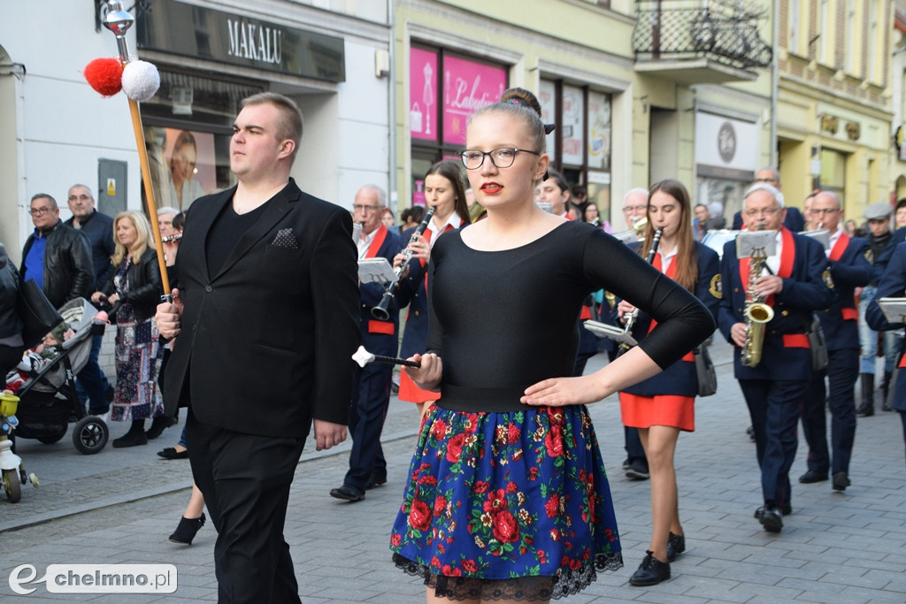Barwny korowód i piękne występy na Rynku