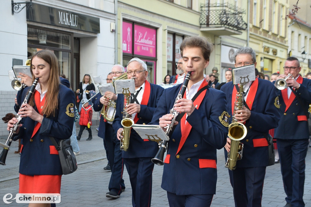 Barwny korowód i piękne występy na Rynku